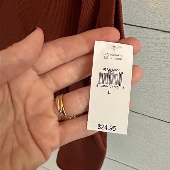 NWT ✨ Gap Cropped Rib Tank - Picture 2 of 5